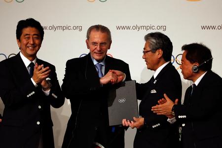 Rogge gives Tokyo the 2020 contract