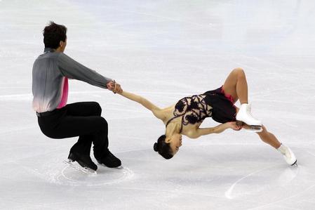 Chinese pair begins figure skating