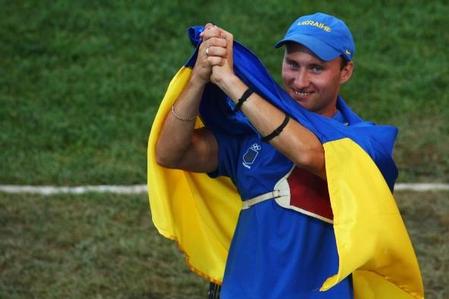 Viktor Ruban celebrates his gold medal