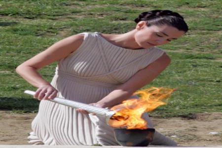 High priestess lights olympic fire